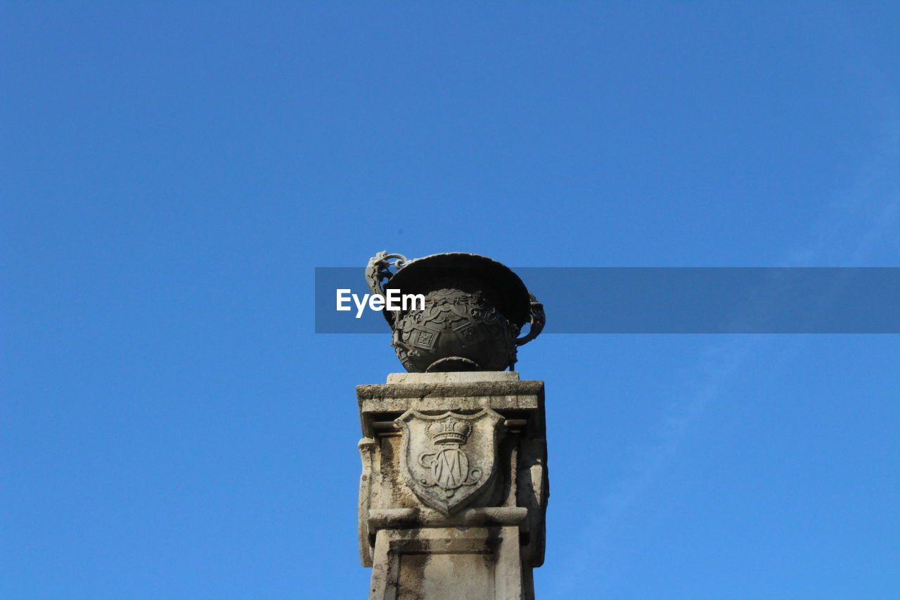 LOW ANGLE VIEW OF STATUE AGAINST CLEAR SKY