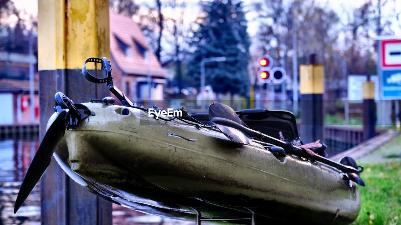 CLOSE-UP OF VINTAGE CAR ON ROAD