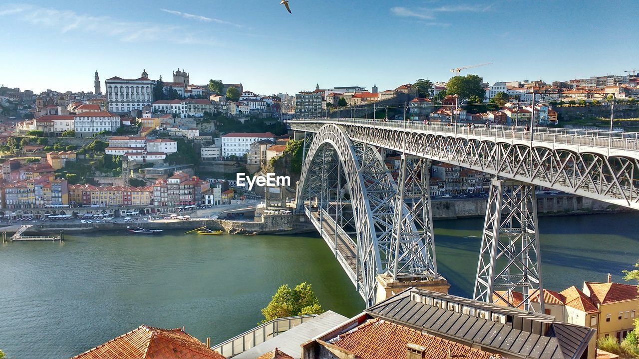 Ponte dom luis i bridge over river douro in city
