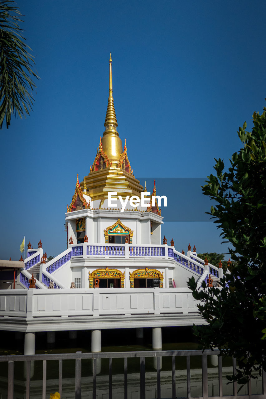 LOW ANGLE VIEW OF BUILDING AGAINST CLEAR SKY