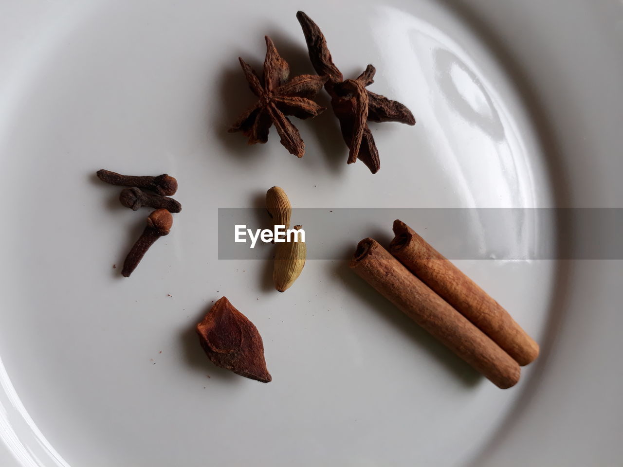 HIGH ANGLE VIEW OF BREAD AND COFFEE BEANS IN PLATE