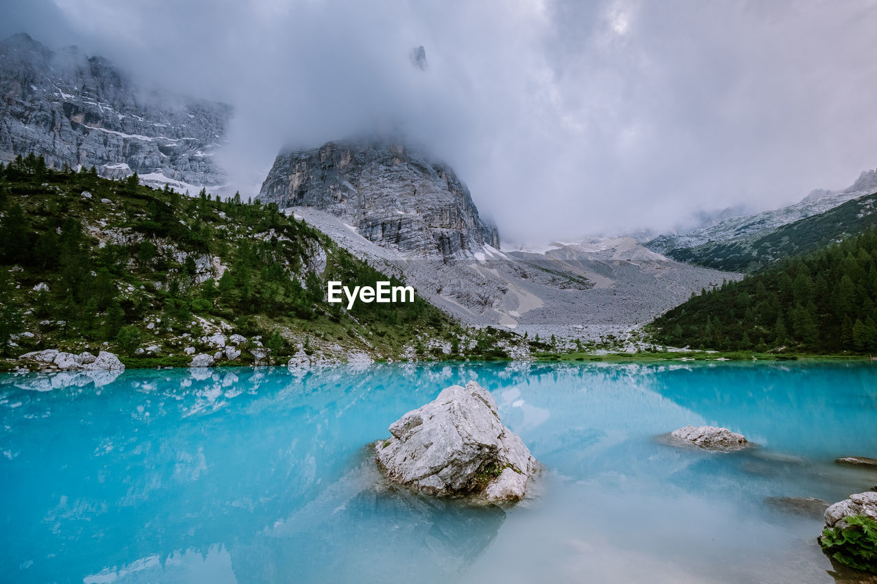 PANORAMIC VIEW OF LAKE BY MOUNTAINS AGAINST SKY