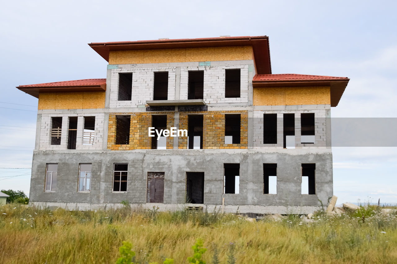 LOW ANGLE VIEW OF OLD BUILDING