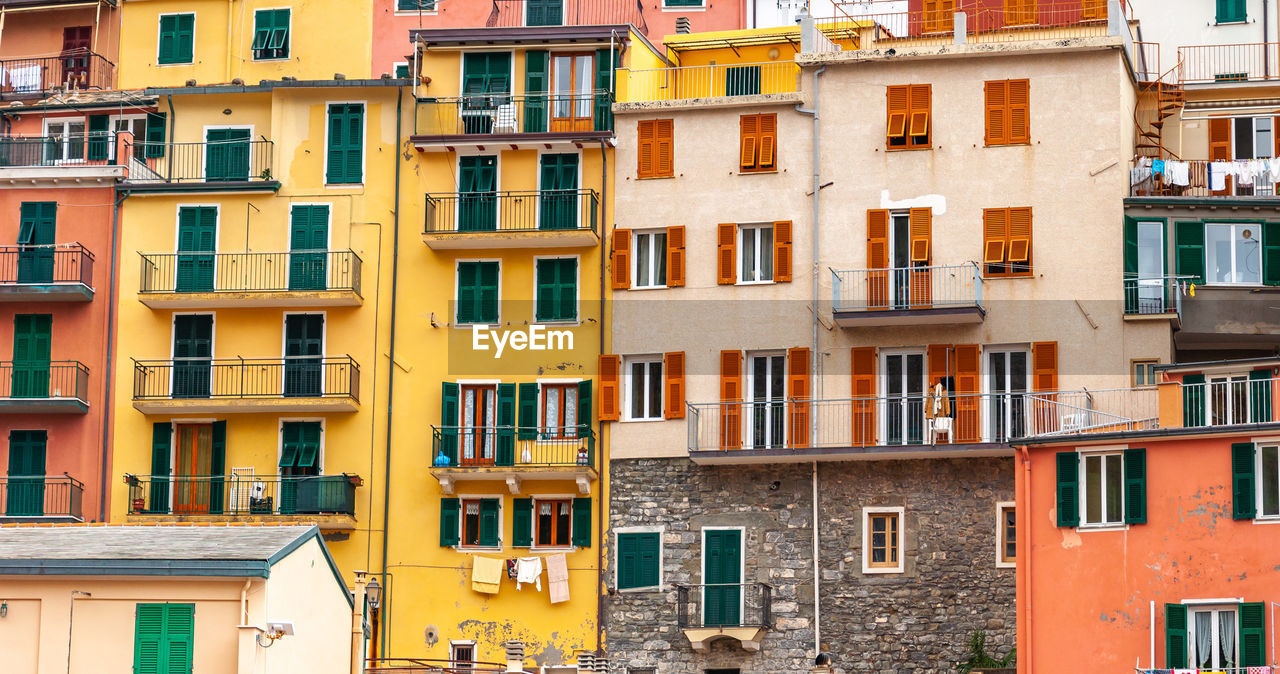 LOW ANGLE VIEW OF RESIDENTIAL BUILDINGS IN CITY