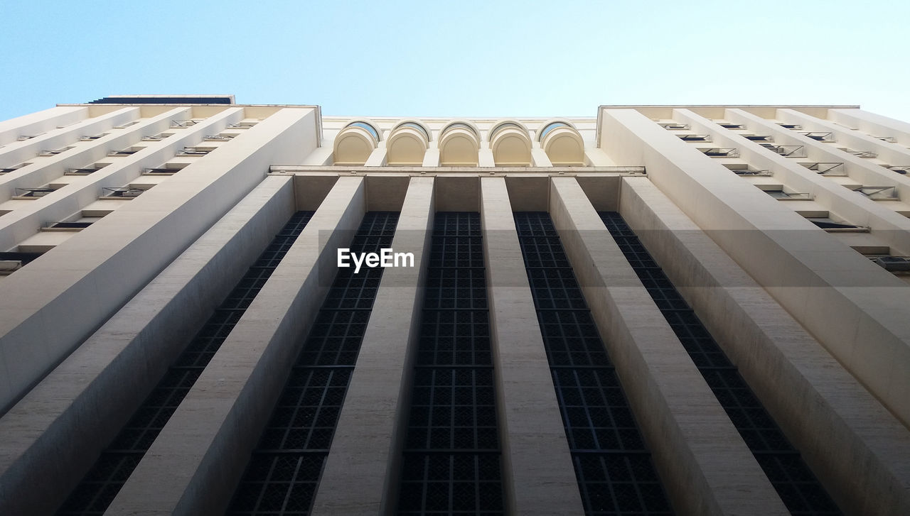 LOW ANGLE VIEW OF MODERN BUILDING AGAINST SKY