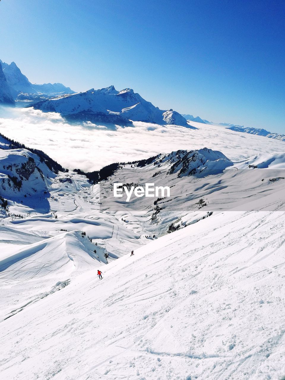 SCENIC VIEW OF SNOWCAPPED MOUNTAIN AGAINST BLUE SKY
