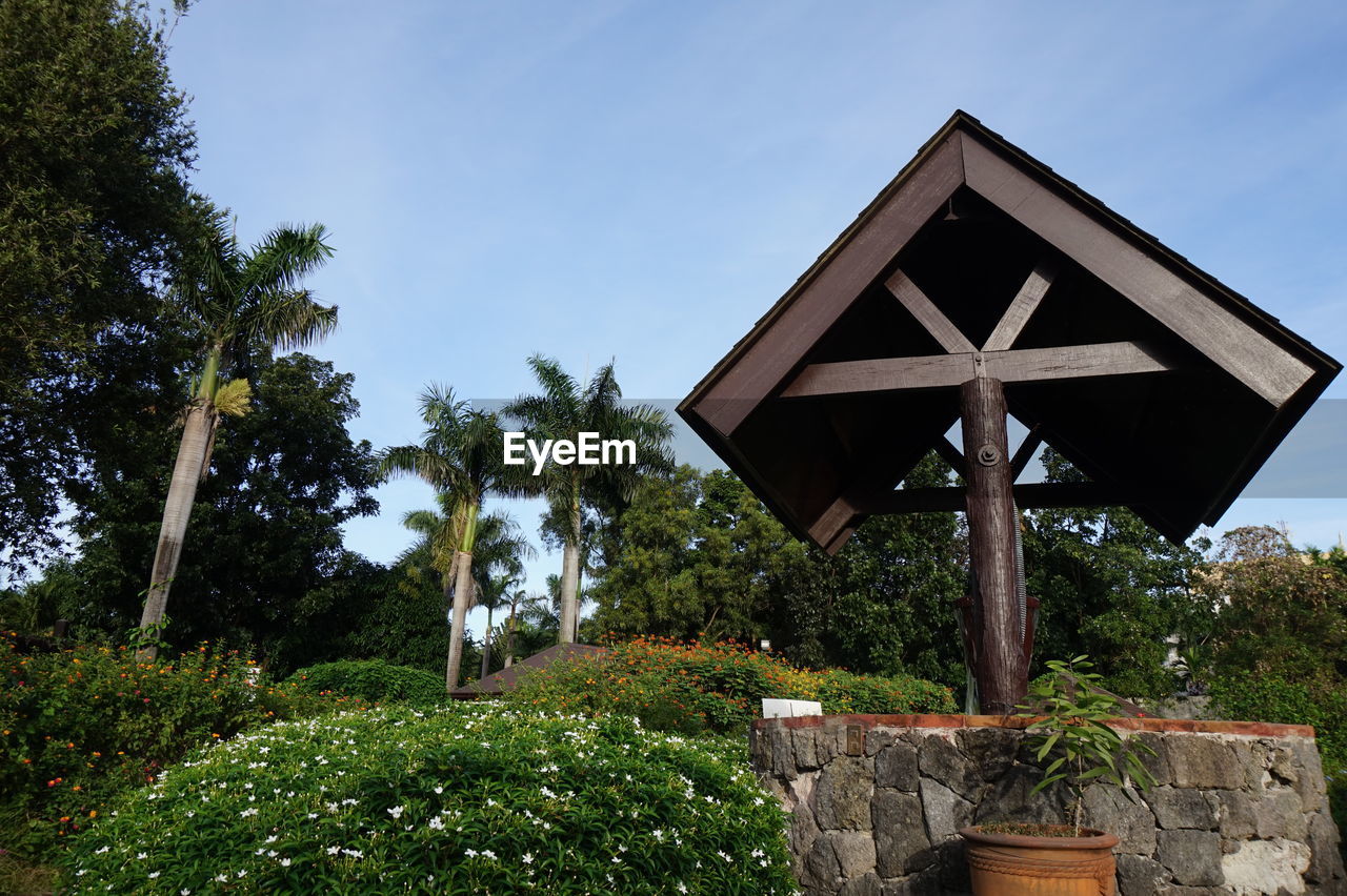 LOW ANGLE VIEW OF BUILT STRUCTURE AGAINST SKY