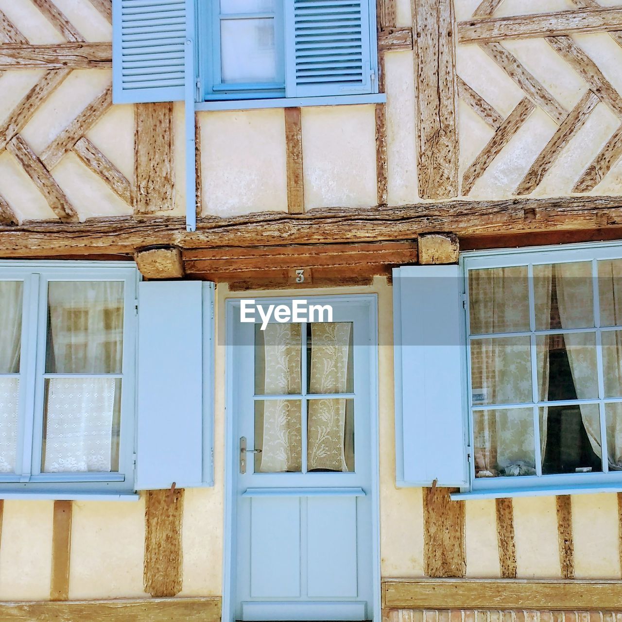 CLOSE-UP OF WINDOWS ON BUILDING