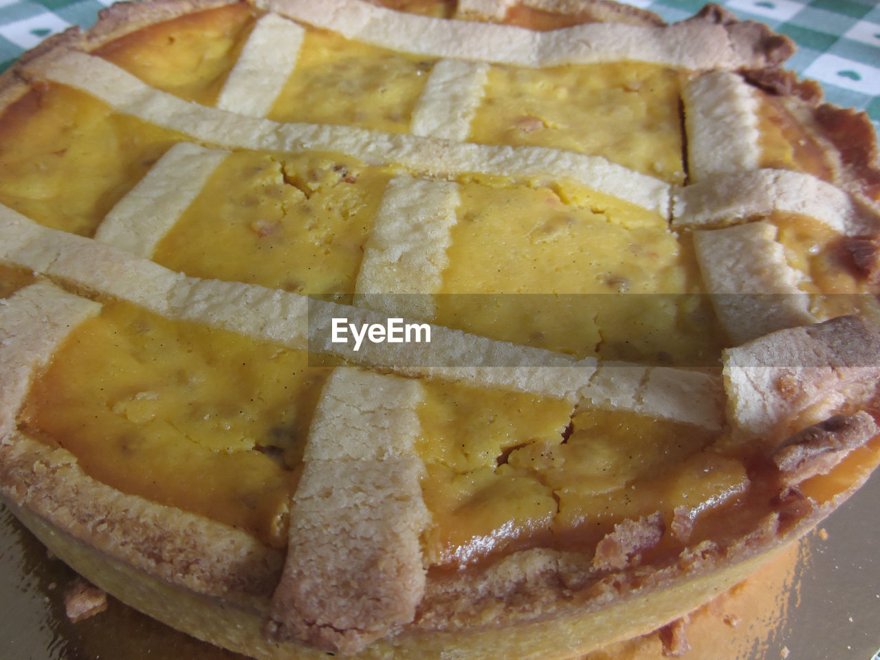 HIGH ANGLE VIEW OF DESSERT ON PLATE