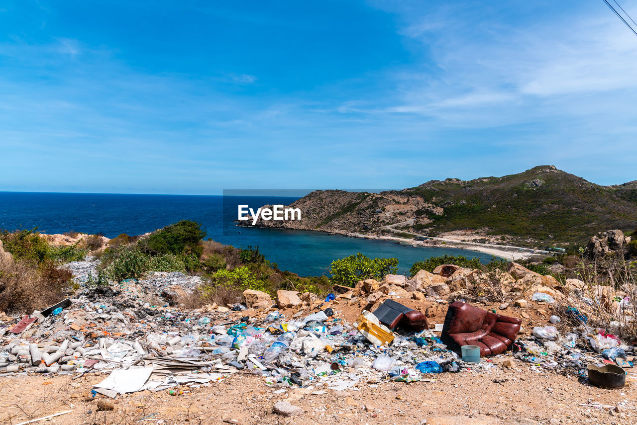 Waste treatment on binh ba island, vietnam - burn the garbage