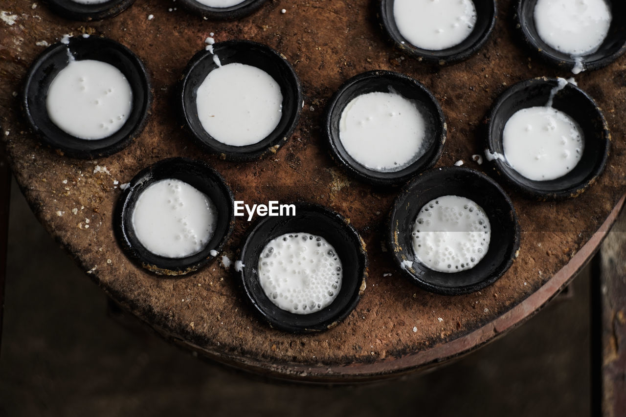 HIGH ANGLE VIEW OF EGGS IN CONTAINER