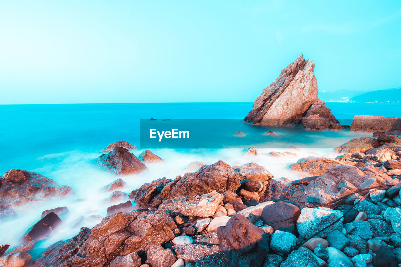 SCENIC VIEW OF SEA AGAINST ROCKS