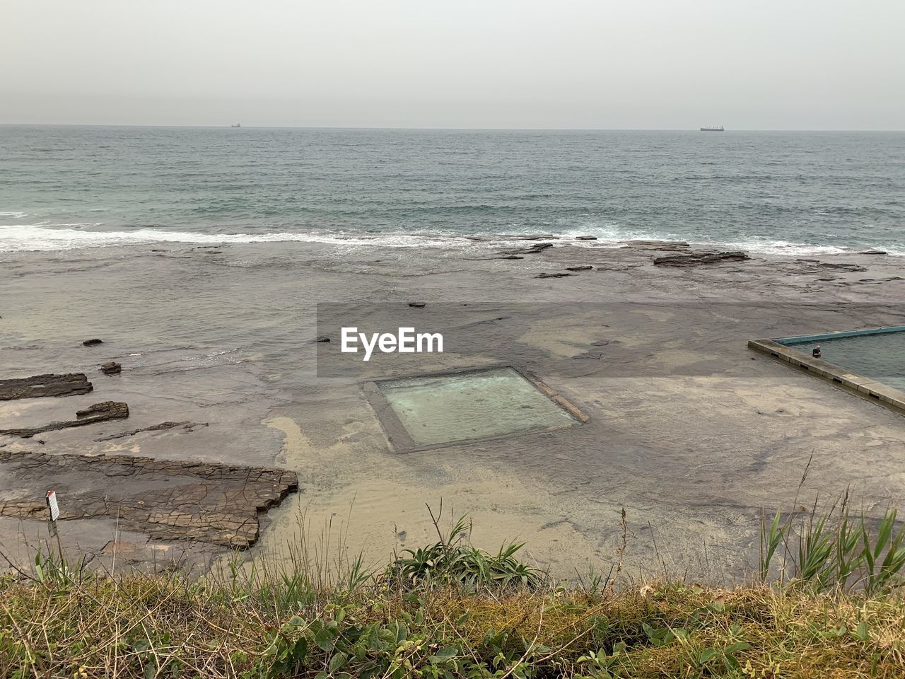 HIGH ANGLE VIEW OF SEA AGAINST CLEAR SKY