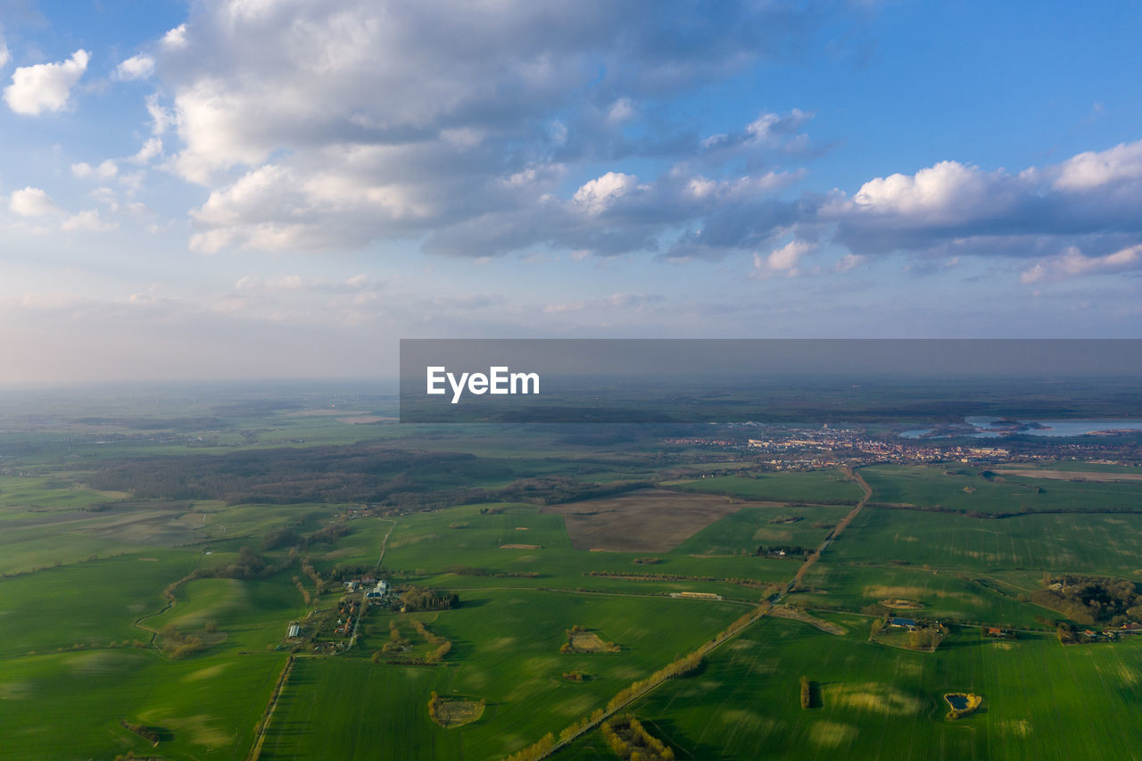 SCENIC VIEW OF AGRICULTURAL LANDSCAPE AGAINST SKY