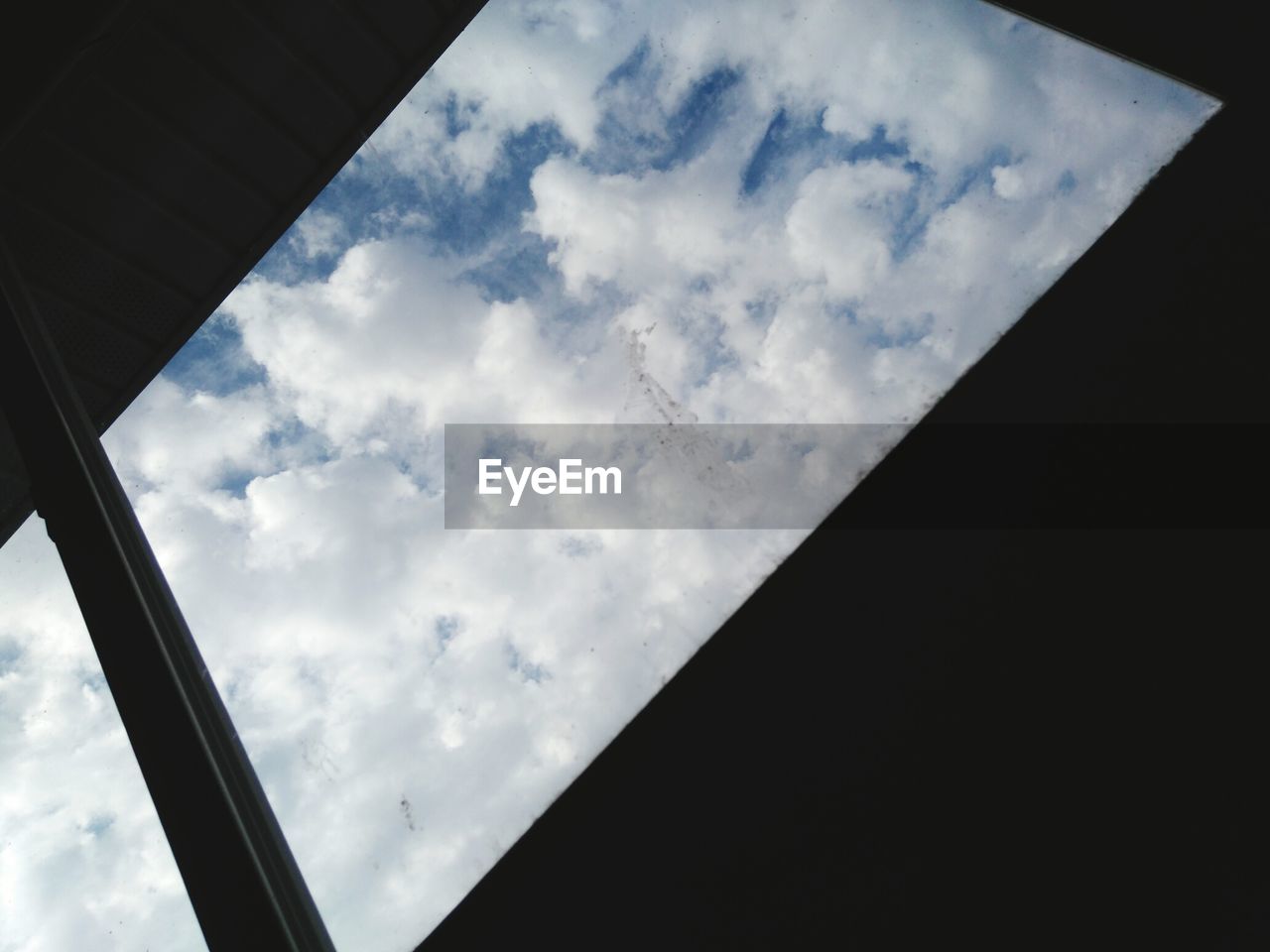 LOW ANGLE VIEW OF CLOUDY SKY AT DUSK