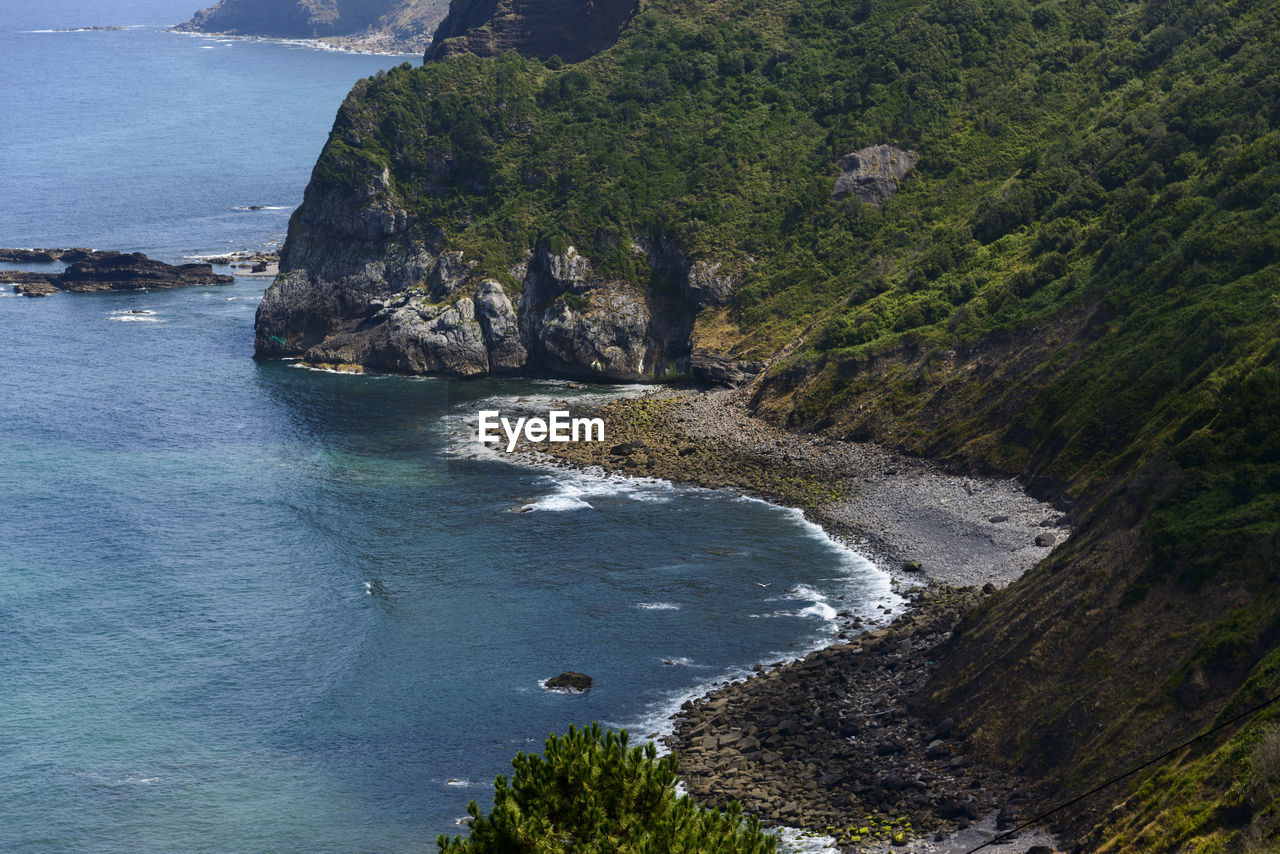 HIGH ANGLE VIEW OF BAY ON SHORE