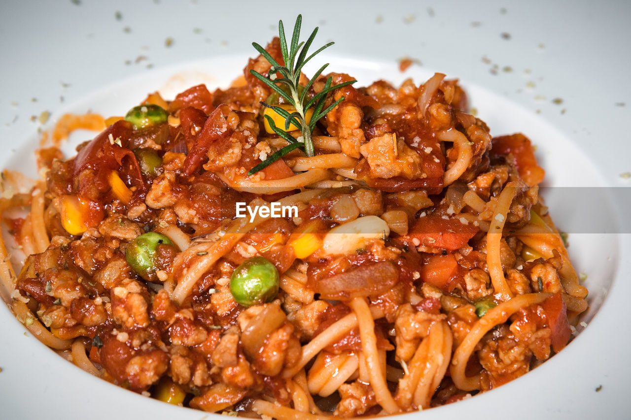 HIGH ANGLE VIEW OF PASTA IN BOWL ON TABLE