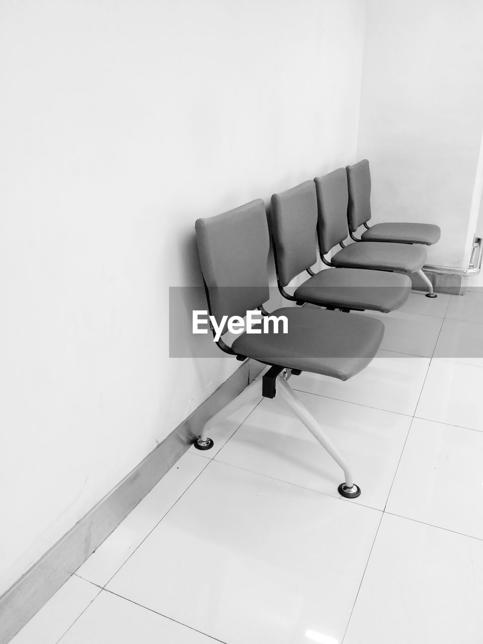 HIGH ANGLE VIEW OF EMPTY CHAIR AGAINST WALL AT HOME