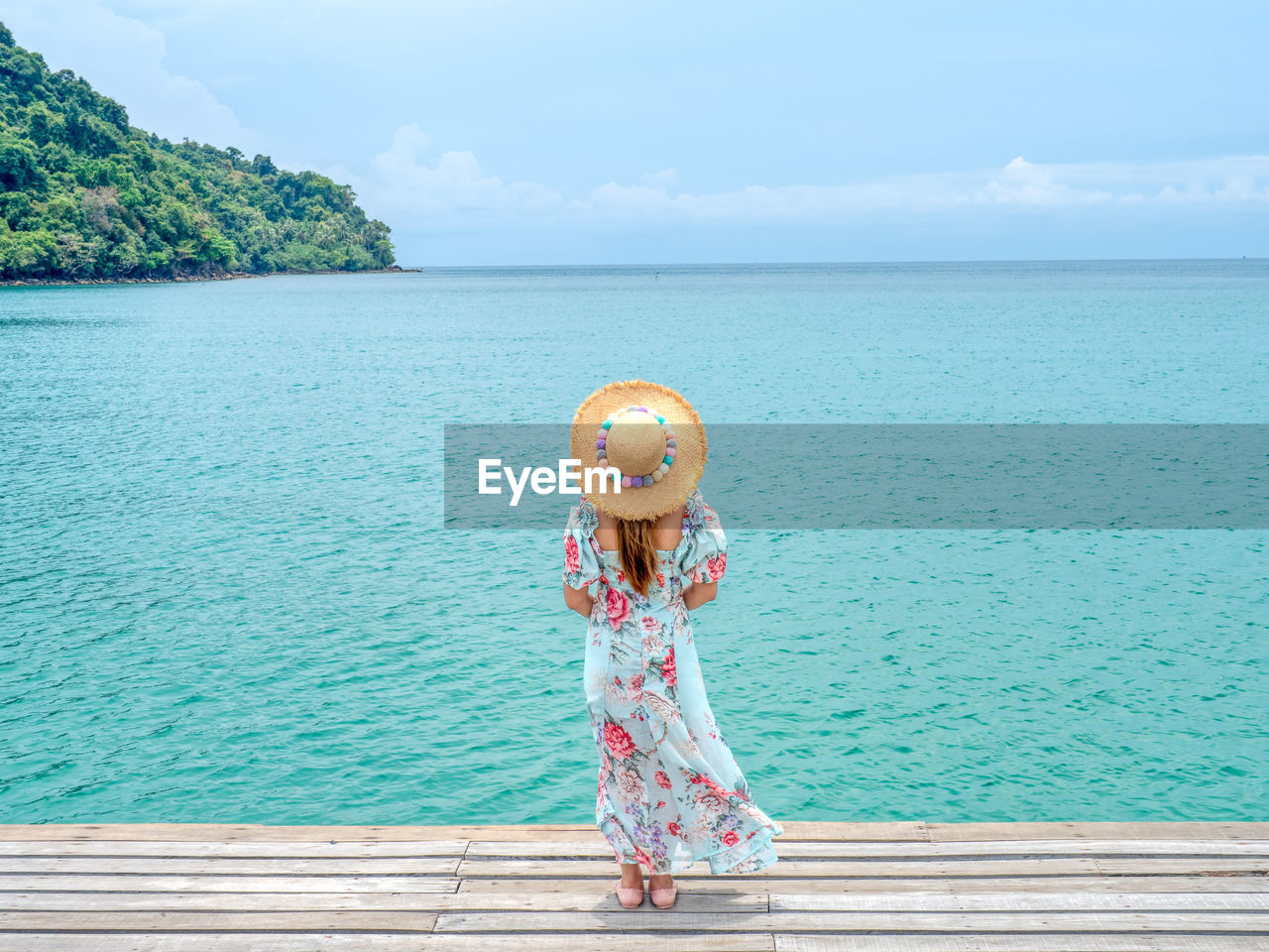 Young fashion woman relax on the seaveiw.