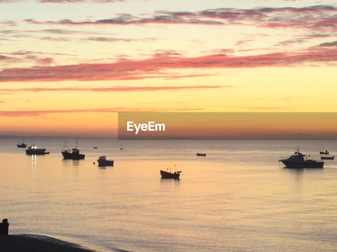 SCENIC VIEW OF BOATS SAILING IN SEA AGAINST SKY