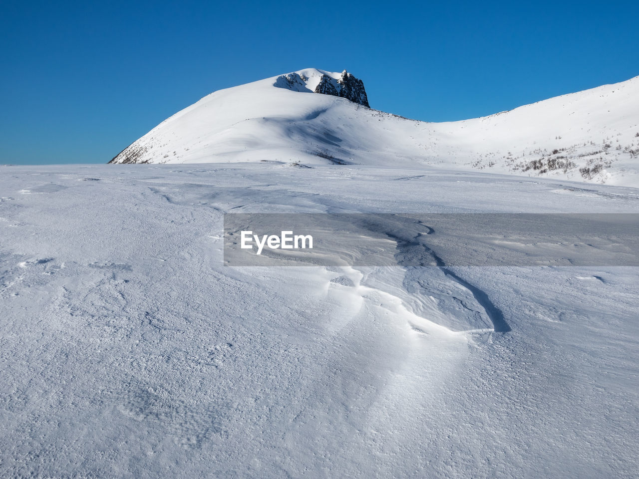 SNOWCAPPED MOUNTAIN AGAINST CLEAR BLUE SKY