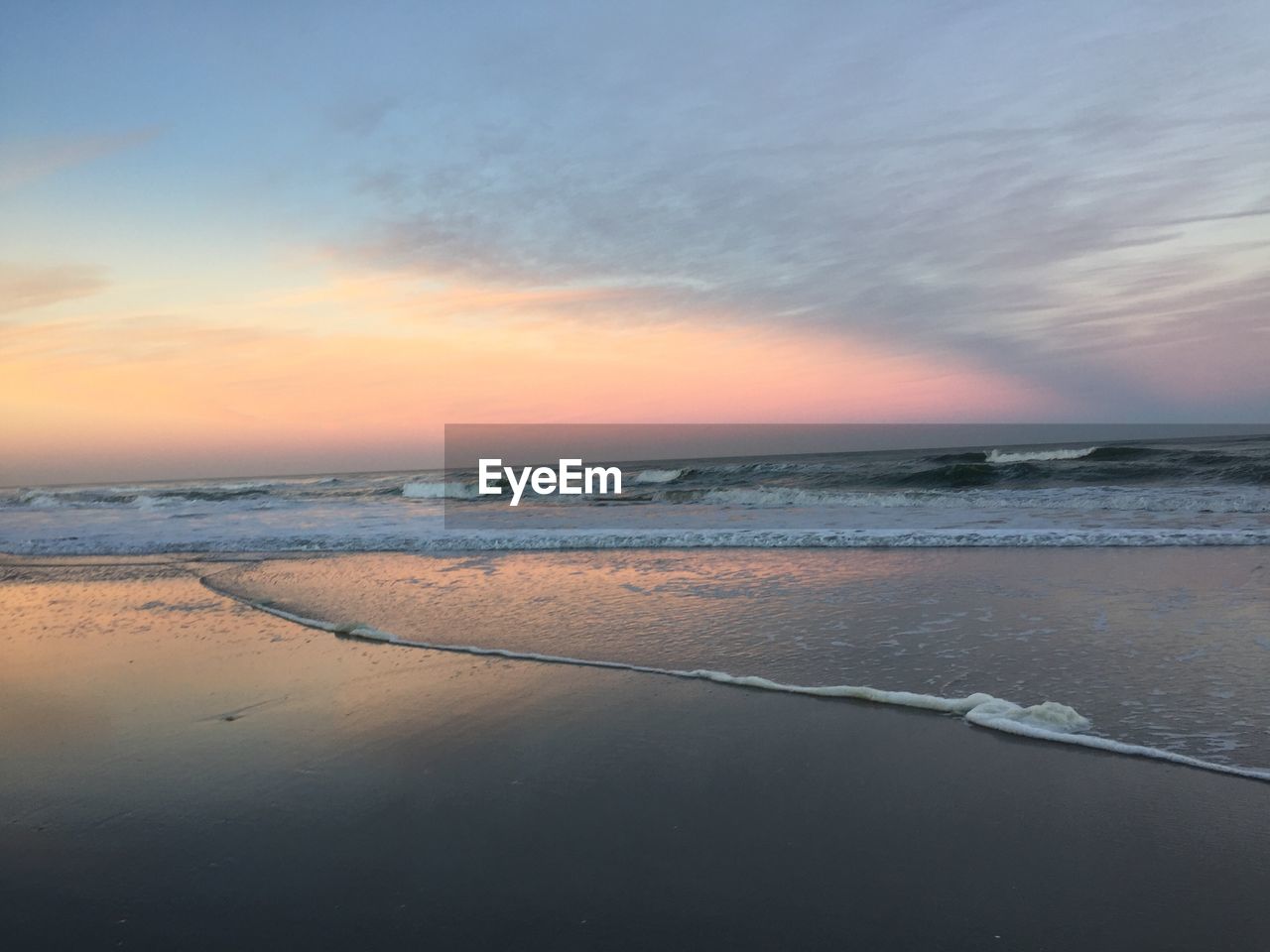 SCENIC VIEW OF SEA AGAINST SKY AT SUNSET