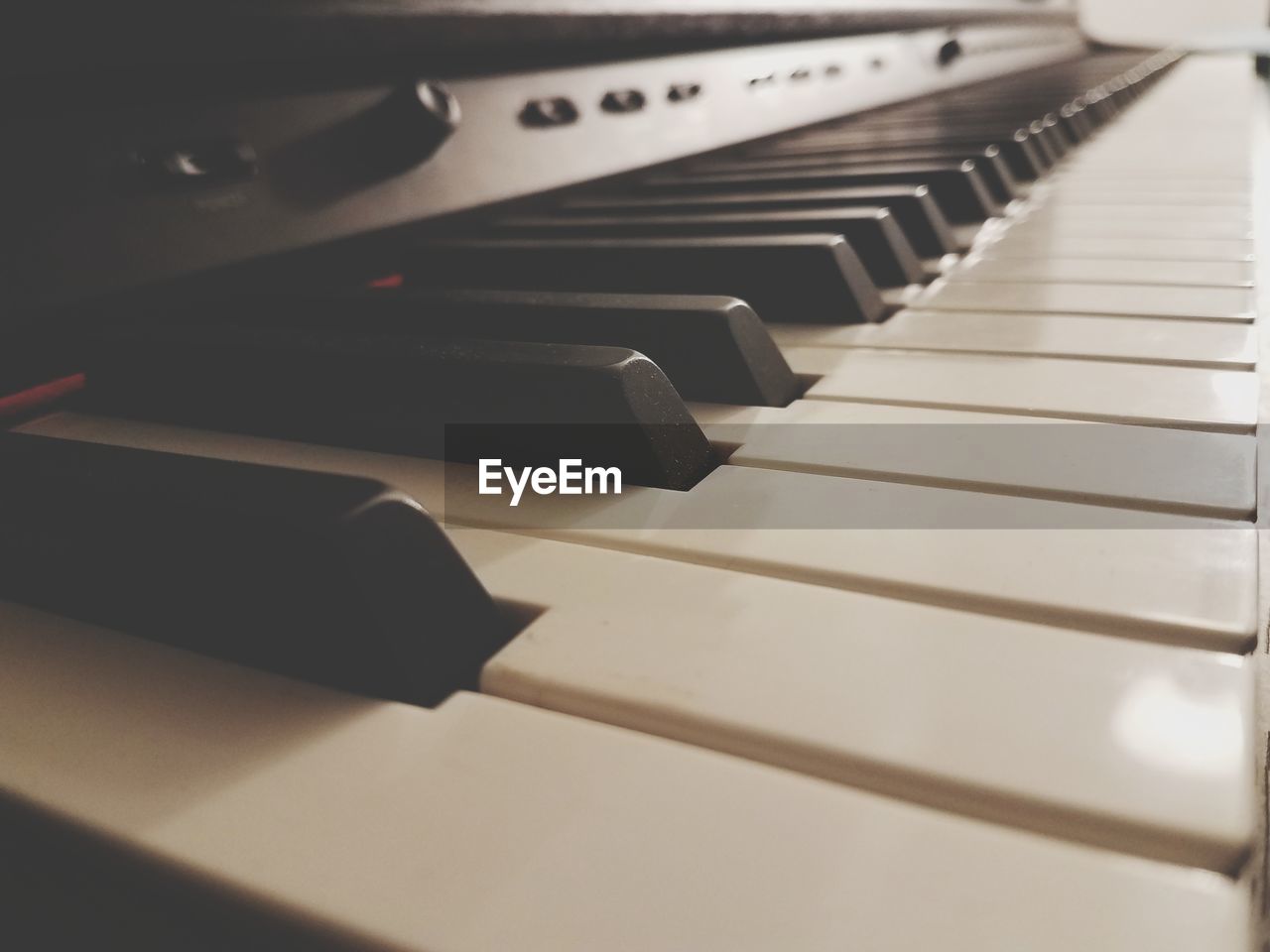 HIGH ANGLE VIEW OF PIANO KEYS ON FLOOR