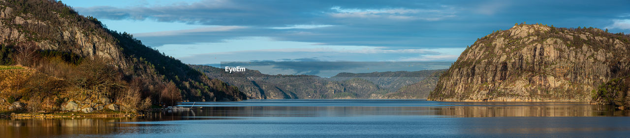 PANORAMIC VIEW OF LAKE AND MOUNTAINS AGAINST SKY