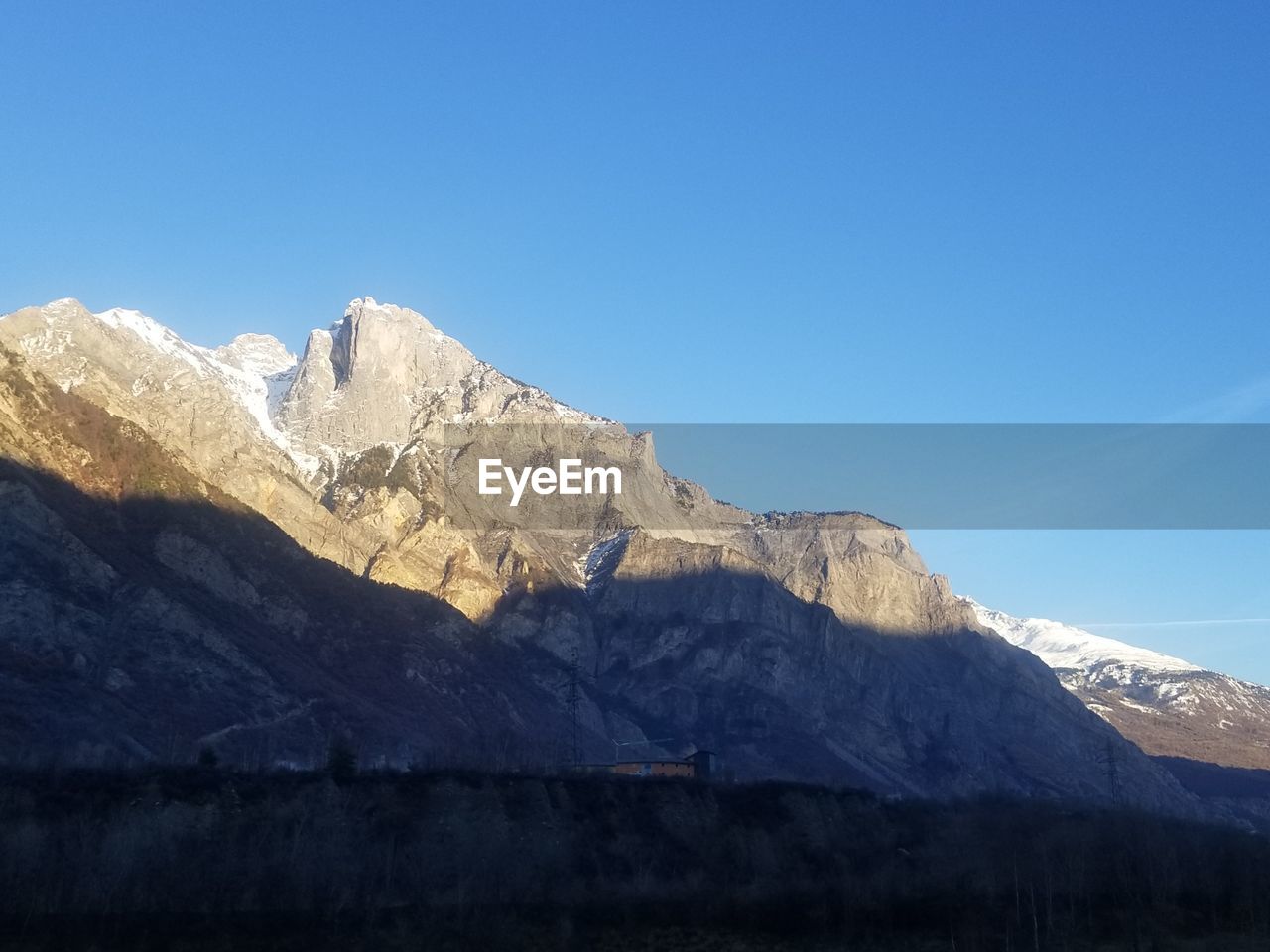 SCENIC VIEW OF SNOWCAPPED MOUNTAINS AGAINST BLUE SKY
