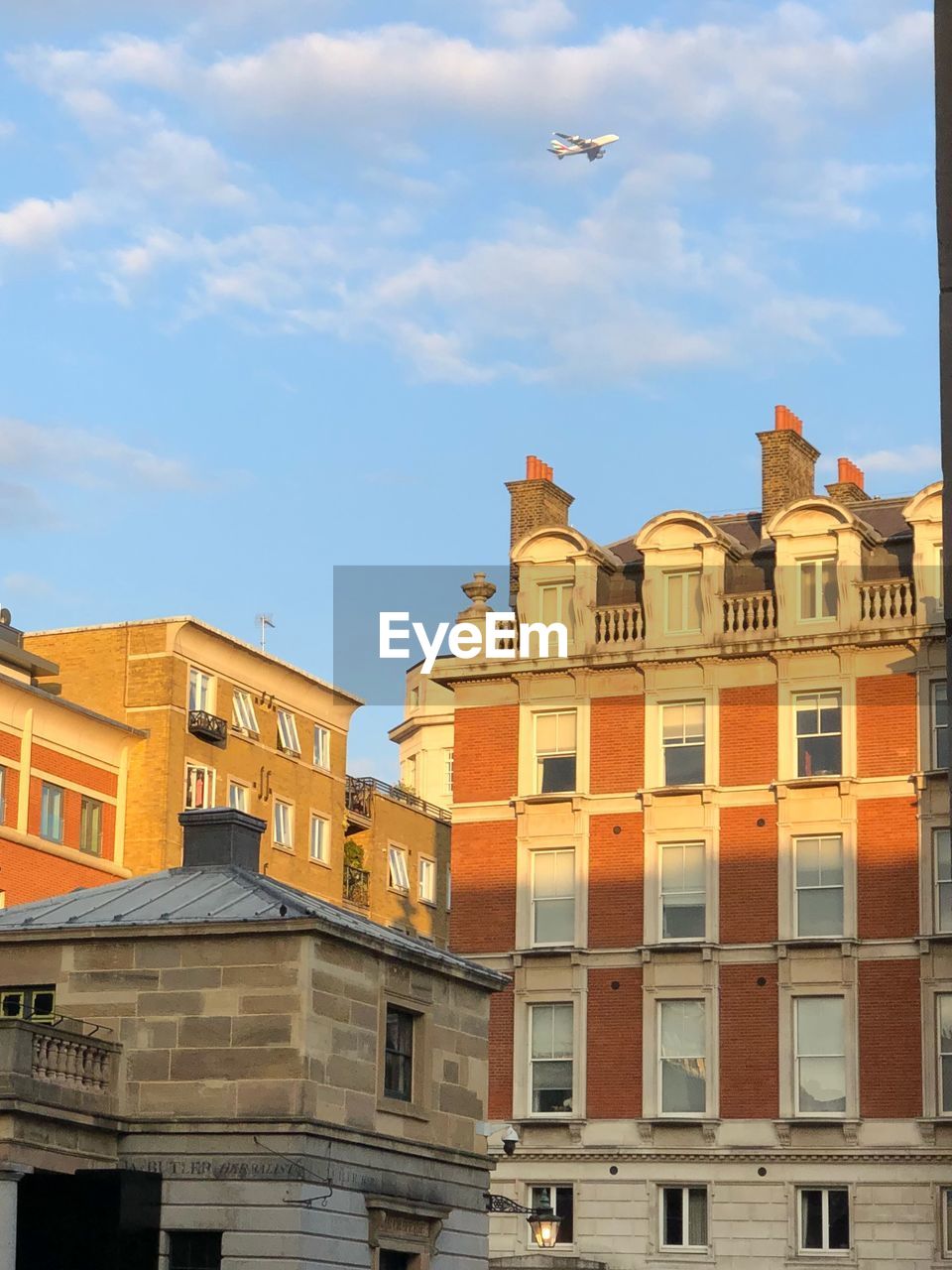 LOW ANGLE VIEW OF BUILDINGS AGAINST SKY