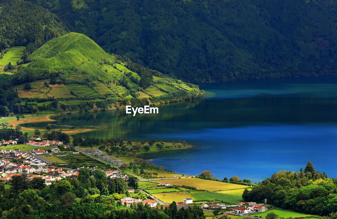 SCENIC VIEW OF LAKE AMIDST TREES AGAINST SKY