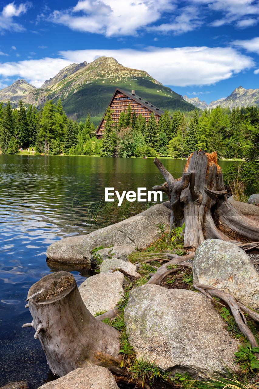 SCENIC VIEW OF LAKE AGAINST MOUNTAIN