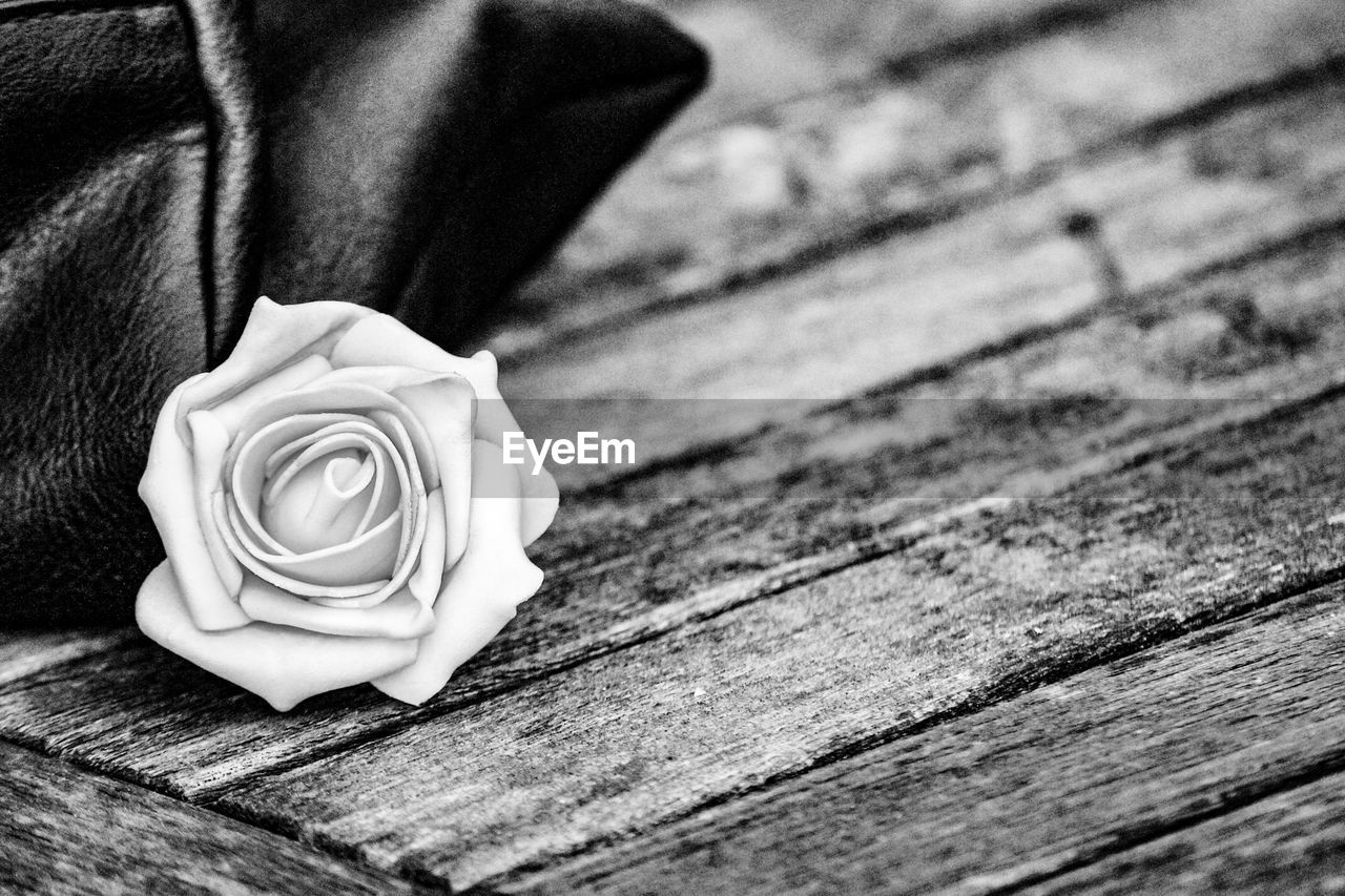 CLOSE-UP OF ROSE BOUQUET ON TABLE