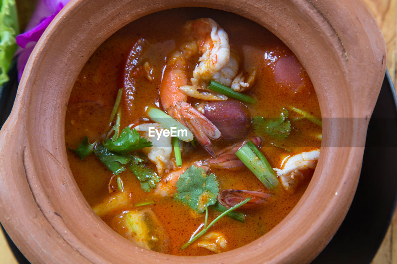 DIRECTLY ABOVE SHOT OF SOUP IN BOWL