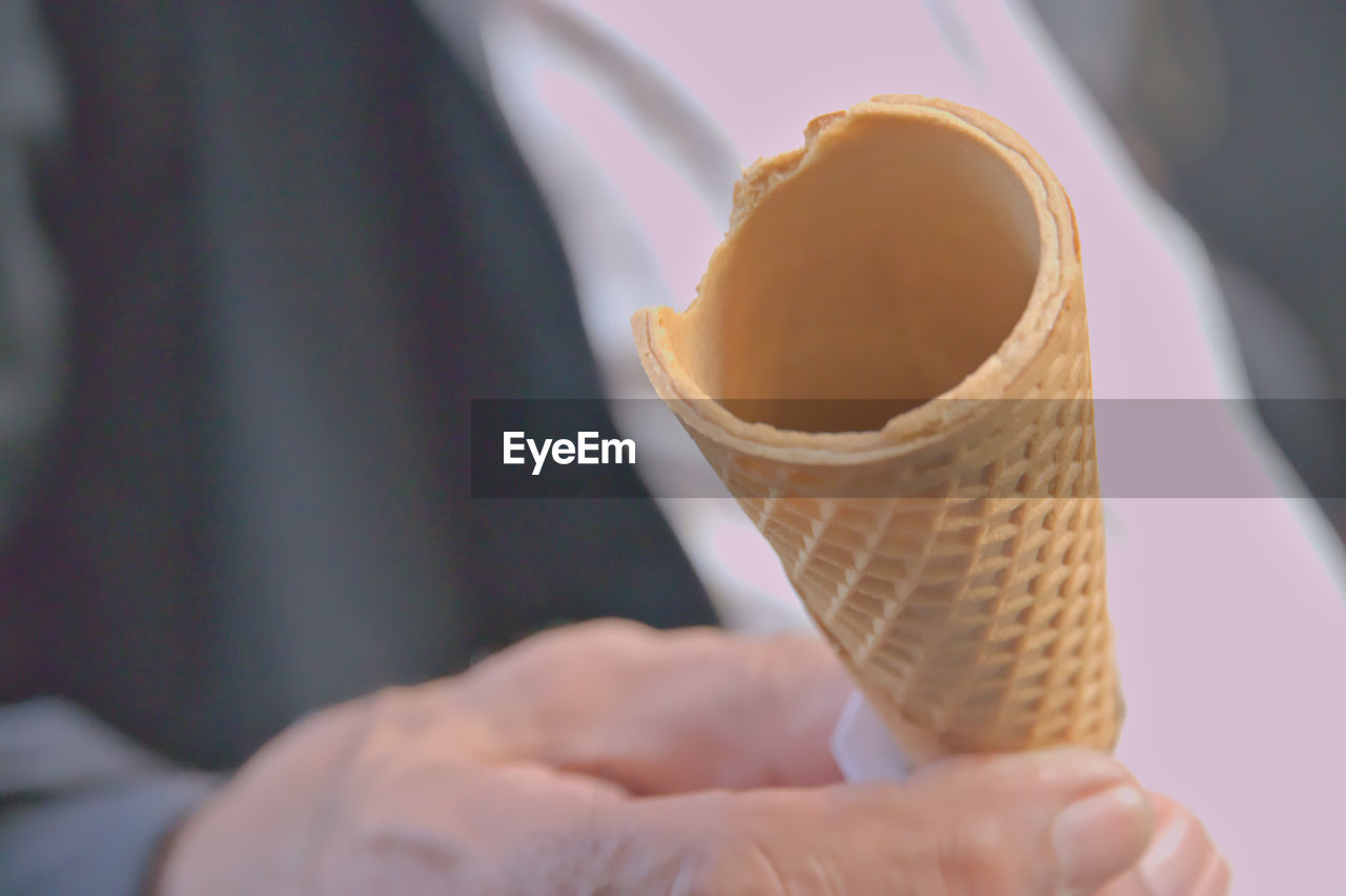 CLOSE-UP OF PERSON HOLDING ICE CREAM