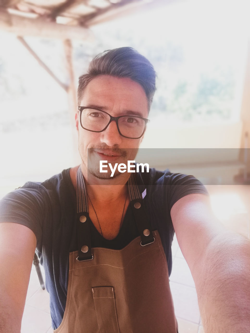 PORTRAIT OF YOUNG MAN WEARING EYEGLASSES