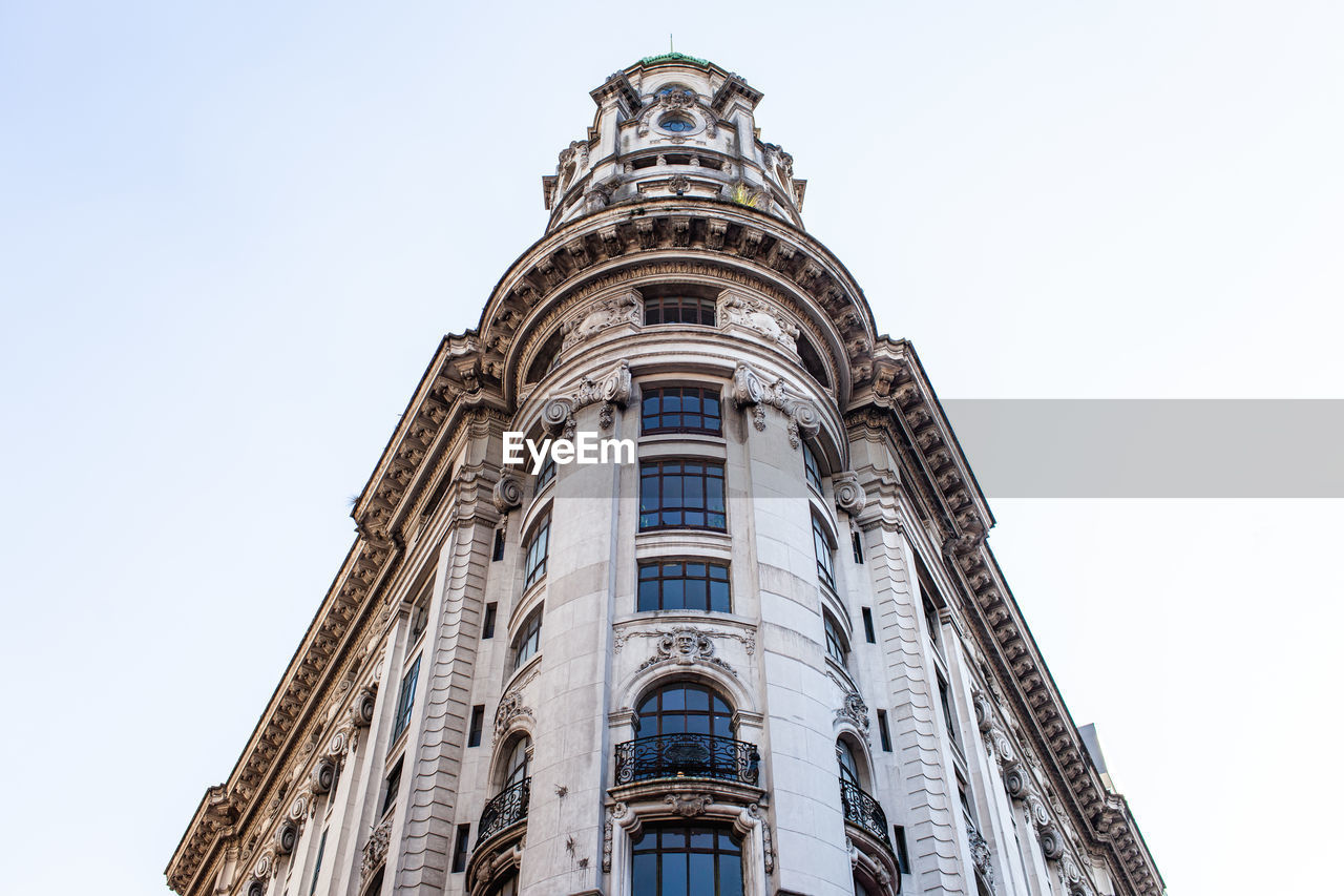 LOW ANGLE VIEW OF HISTORIC BUILDING AGAINST SKY