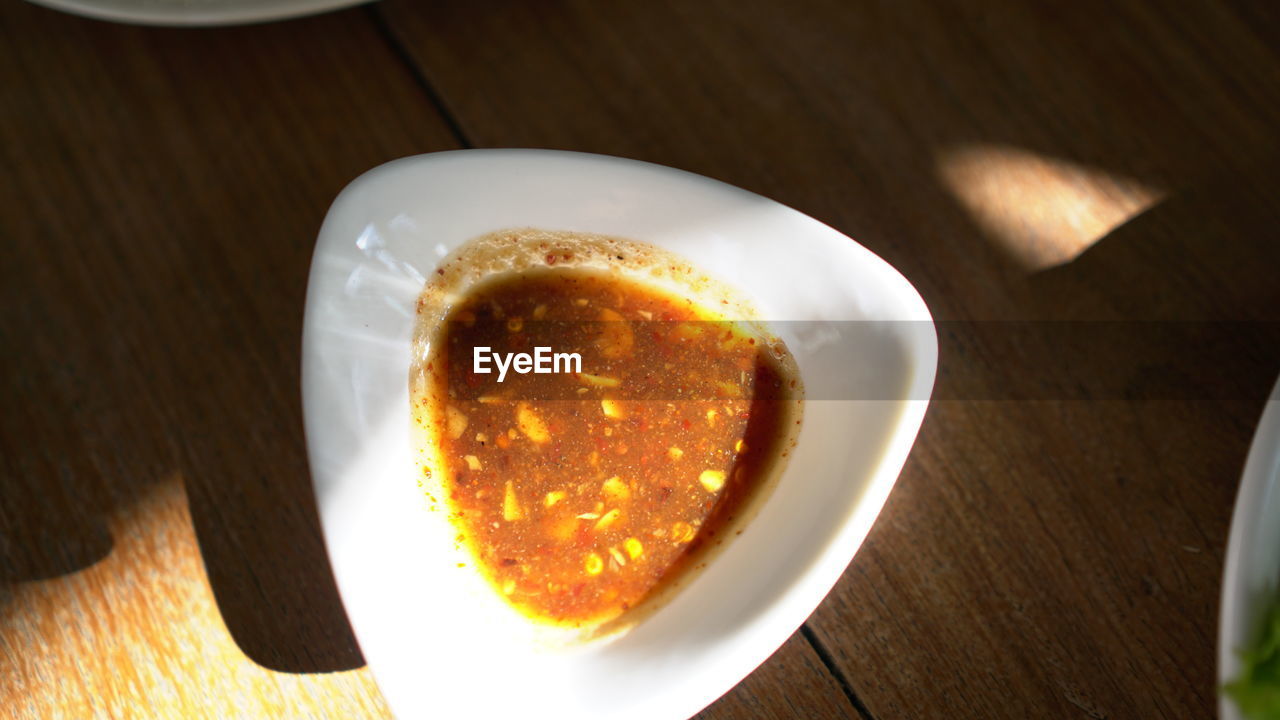 HIGH ANGLE VIEW OF DESSERT IN PLATE ON TABLE