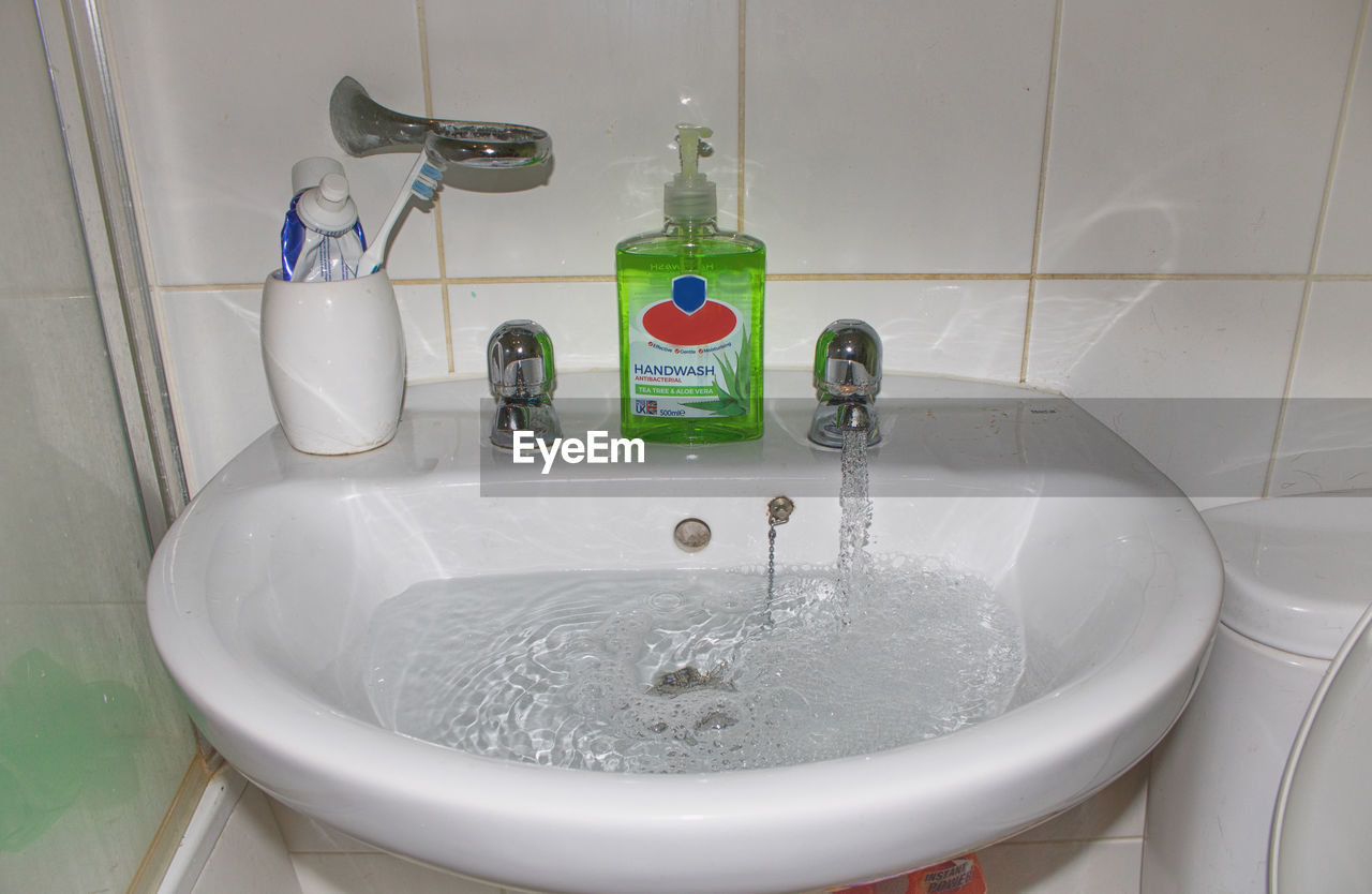 HIGH ANGLE VIEW OF WATER IN BATHROOM