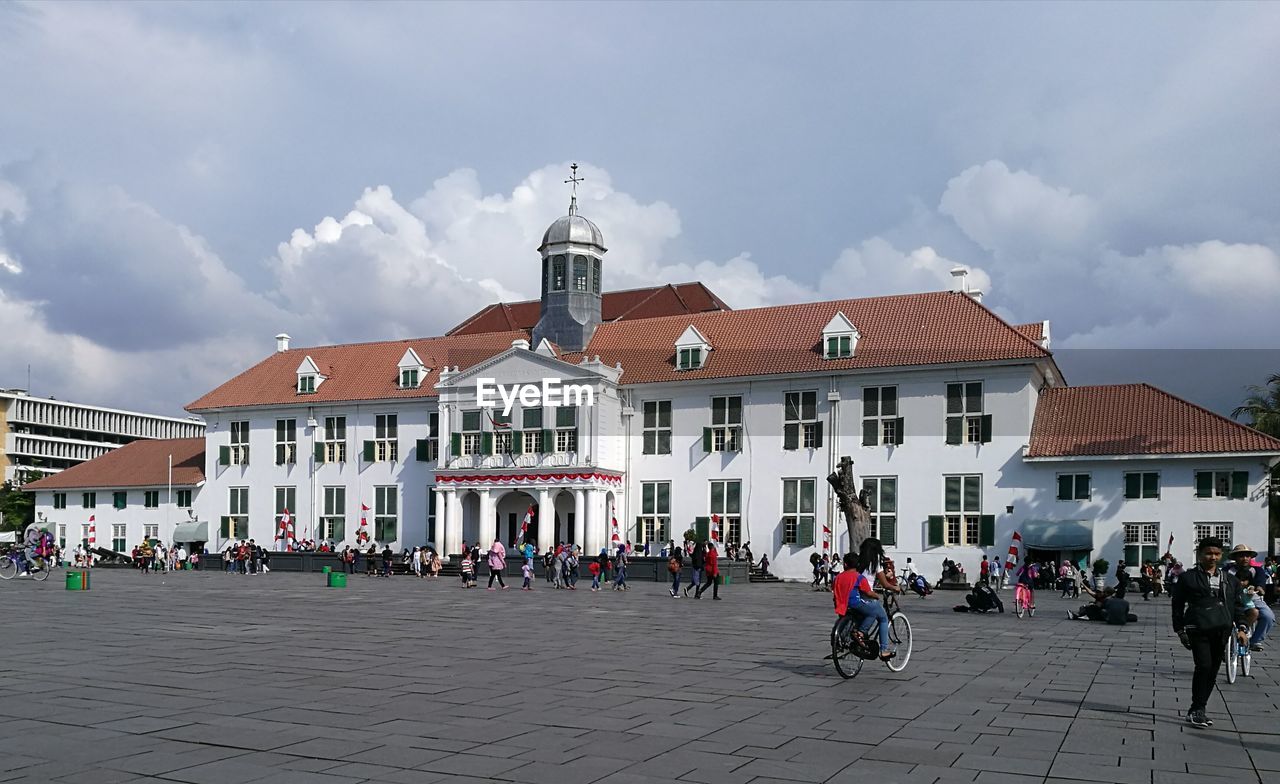 PEOPLE IN FRONT OF BUILDINGS