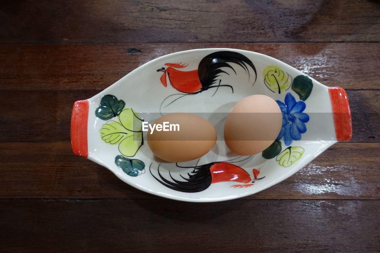 HIGH ANGLE VIEW OF BREAKFAST IN BOWL