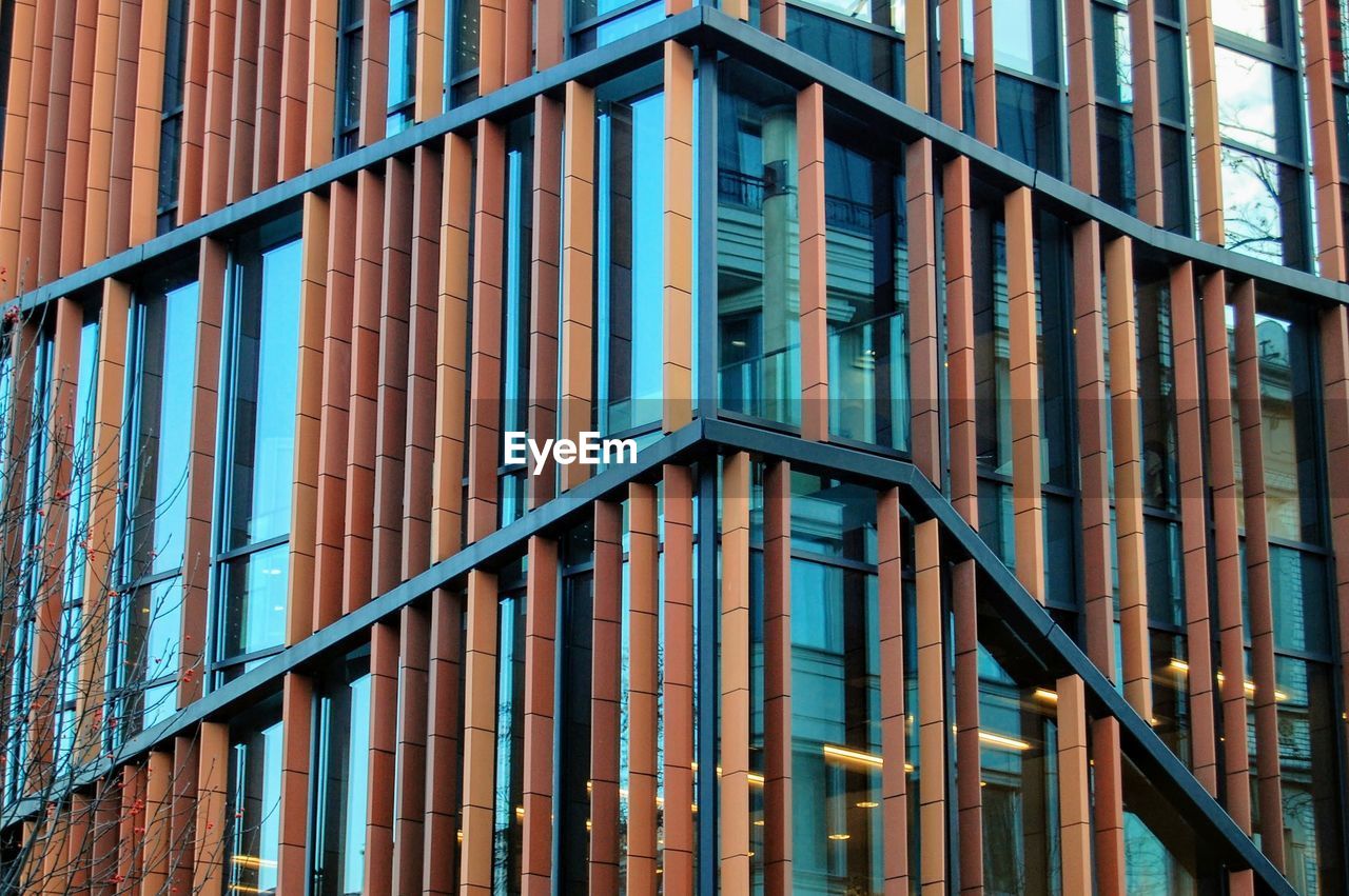 LOW ANGLE VIEW OF MODERN BUILDING AGAINST SKY