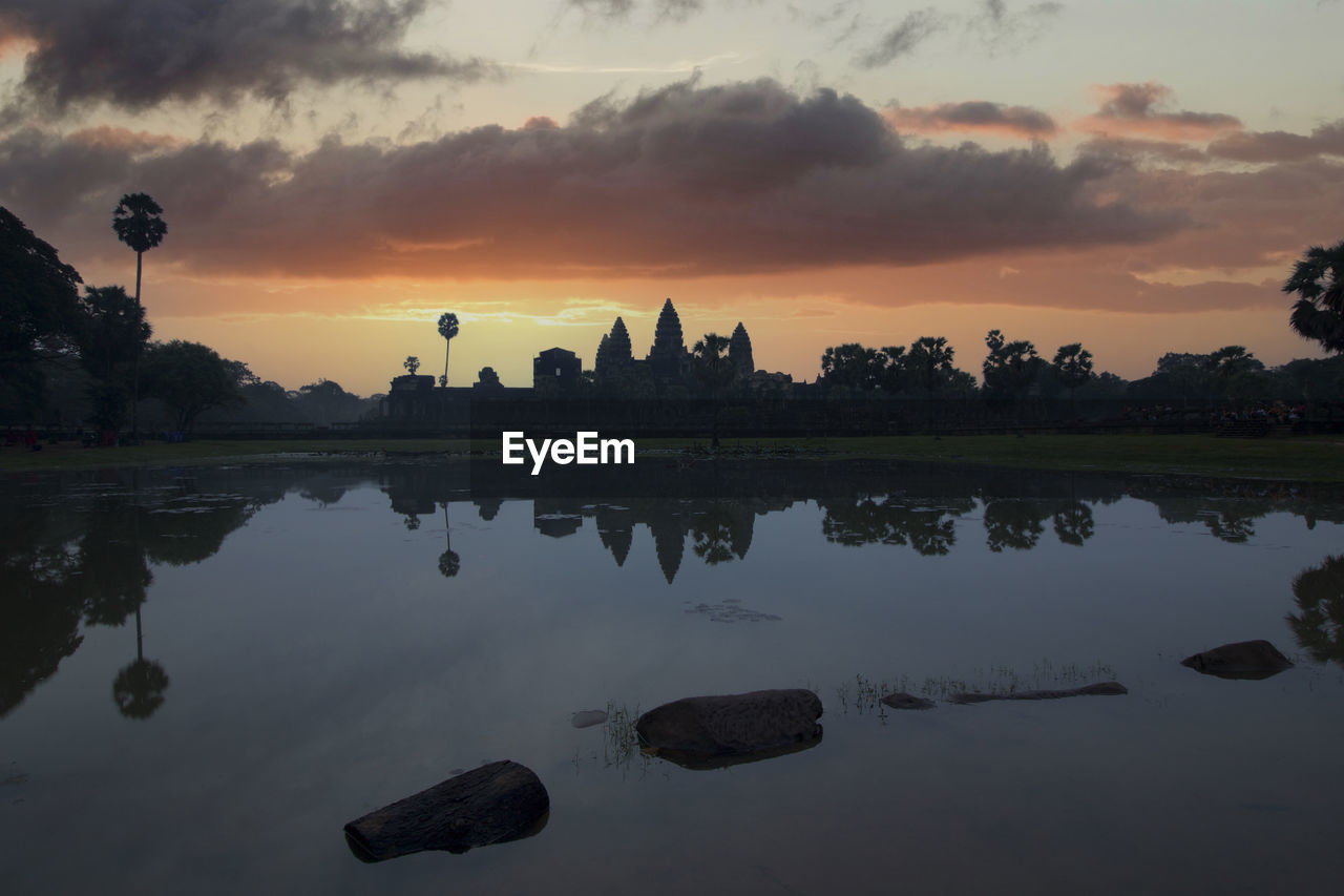 PANORAMIC VIEW OF LAKE AT SUNSET