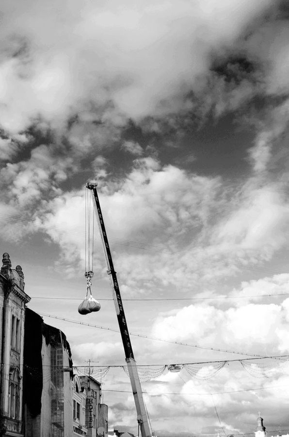 LOW ANGLE VIEW OF MODERN BUILDING AGAINST CLOUDY SKY