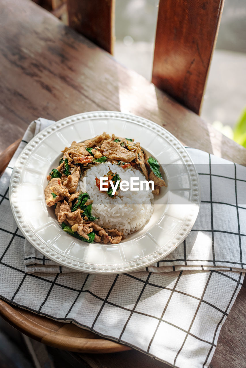 HIGH ANGLE VIEW OF FOOD SERVED IN PLATE