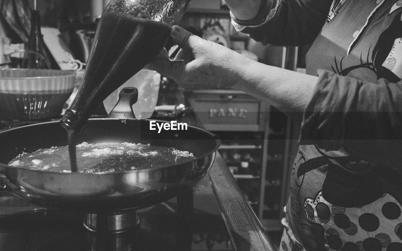 CLOSE-UP OF PREPARING FOOD