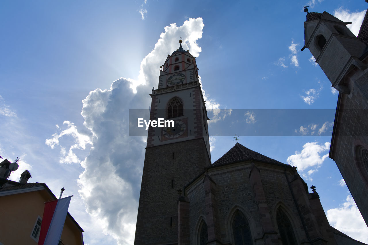 LOW ANGLE VIEW OF CLOCK TOWER AGAINST SKY AND BUILDINGS