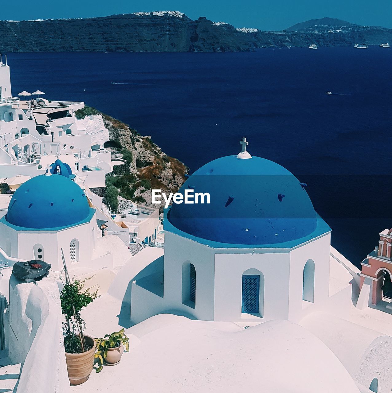 PANORAMIC VIEW OF SEA AND BUILDINGS