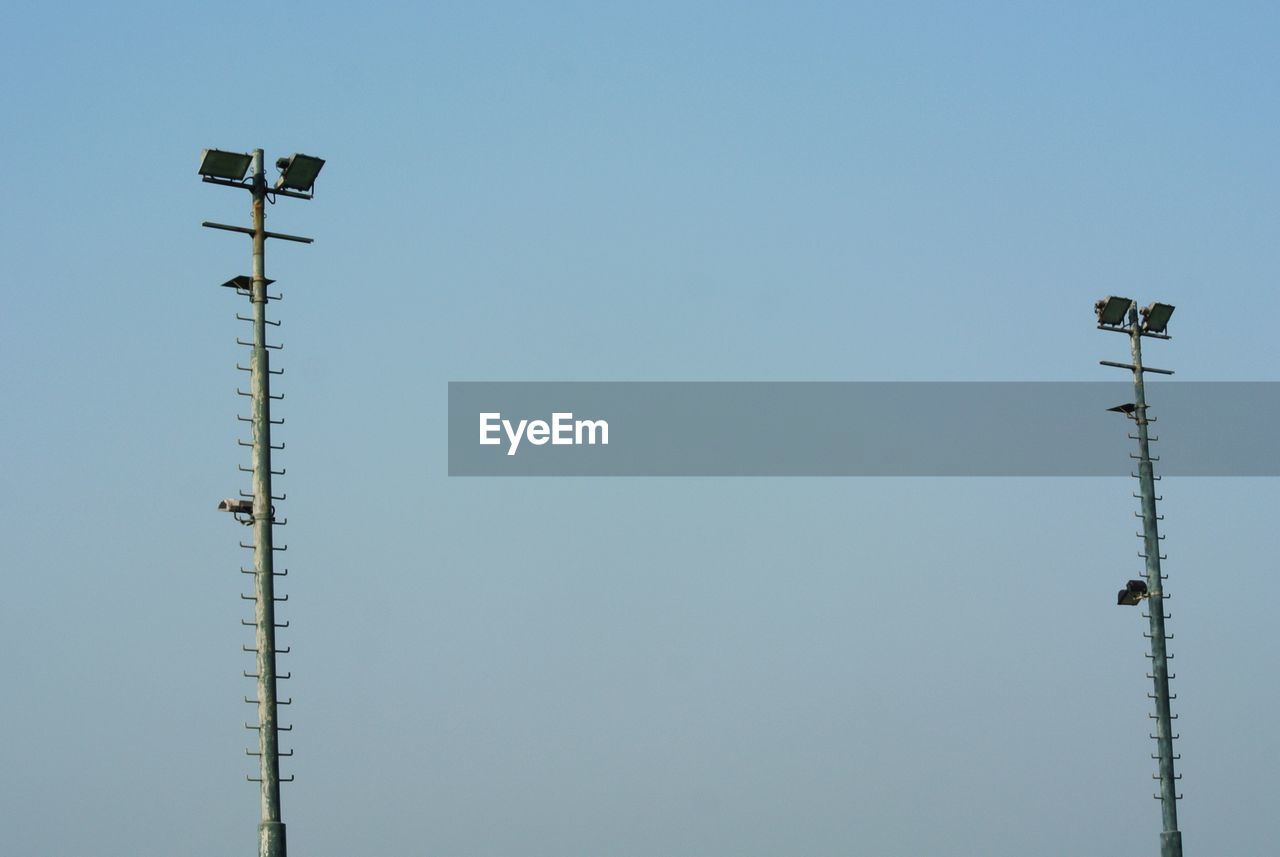 LOW ANGLE VIEW OF STREET LIGHT AGAINST CLEAR BLUE SKY