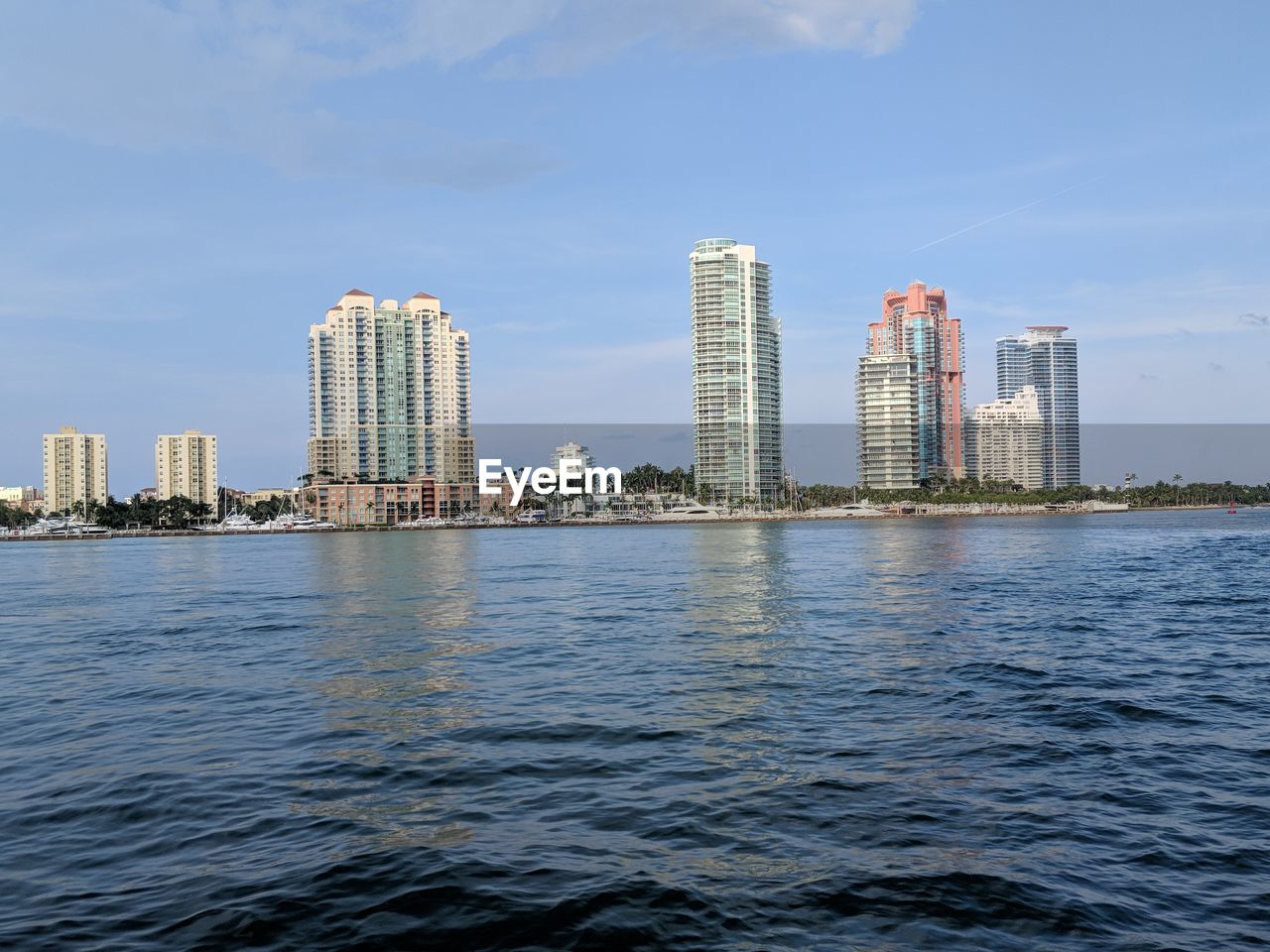 SEA BY BUILDINGS AGAINST SKY IN CITY